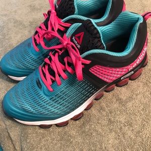 Reebok size 9 women’s gym shoes good used cond.